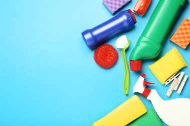Deterjan ve temizlik araçları üzerinde mavi arka plan ile şişe