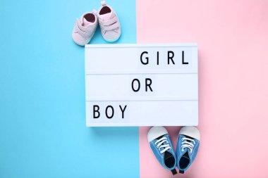 Kız ya da erkek ve küçük kelimelerle lightbox geri üzerinde renkli çizme