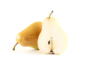 Olgun armutlar beyaz arkaplanda izole