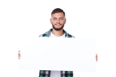 Pano beyaz arka plan üzerinde tutan genç adam