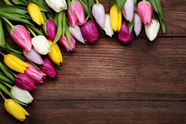 Kahverengi ahşap masa üzerinde Lale buketi