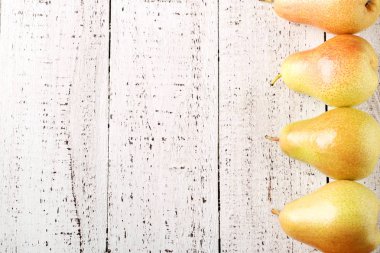 Beyaz ahşap masa üzerinde olgun armut