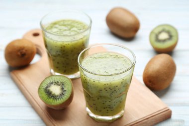 Taze kivi smoothie cam ahşap tablo