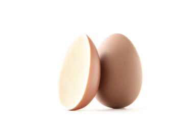 Beyaz üzerine izole edilmiş çikolatalı paskalya yumurtaları.