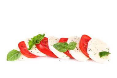 Mozzarella peyniri, domates ve fesleğen yaprakları üzerinde izole beyaz arka plan