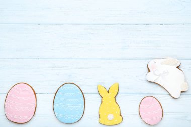 Ahşap tablo Easter gingerbread çerezleri