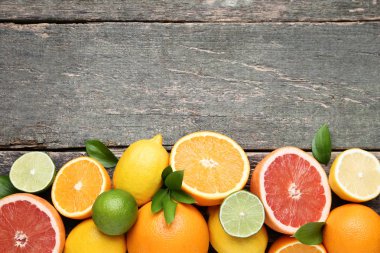 Narenciye yeşil yapraklar üzerinde gri ahşap masa