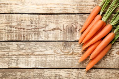 Ahşap arka plan üzerinde taze ve tatlı havuç