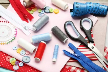 Dikiş aksesuarları ile renkli konu