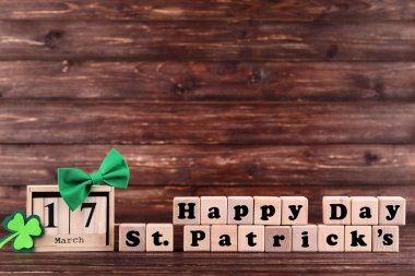 Ahşap takvim, yeşil yay kravat ve yazıt ile Clover yaprakların