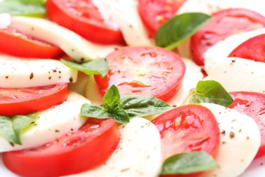 Mozzarella peyniri, domates ve fesleğen yaprakları