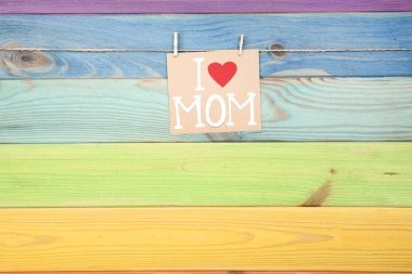 Tebrik kartı ile metin I aşk renkli ahşap ba üzerinde asılı anne