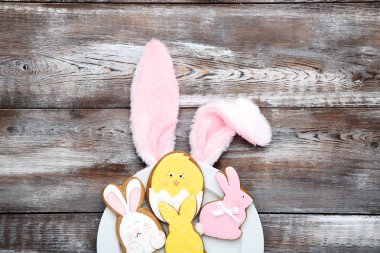 Paskalya gingerbread çerezleri tavşan kulaklı ahşap t plaka