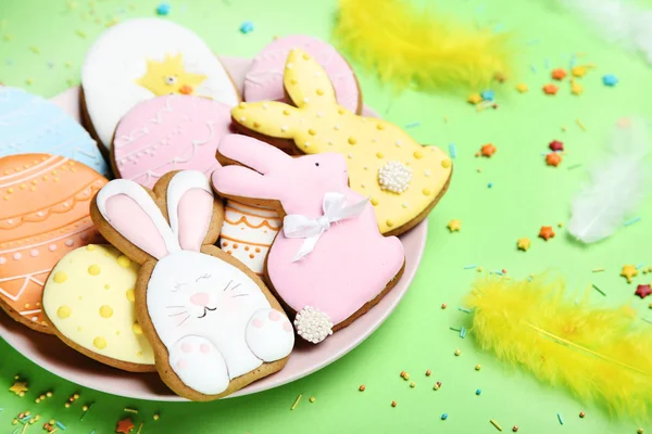 Easter gingerbread cookies in plate with sprinkles on green back — Stock Photo, Image