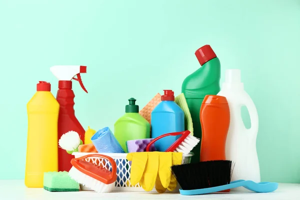 Flessen met wasmiddel en schoonmaken van gereedschappen op houten tafel — Stockfoto