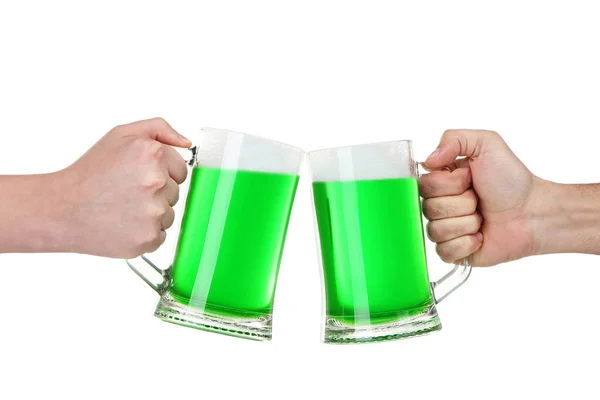 Día de San Patricio. Tazas de vidrio con cerveza verde en manos masculinas en w —  Fotos de Stock