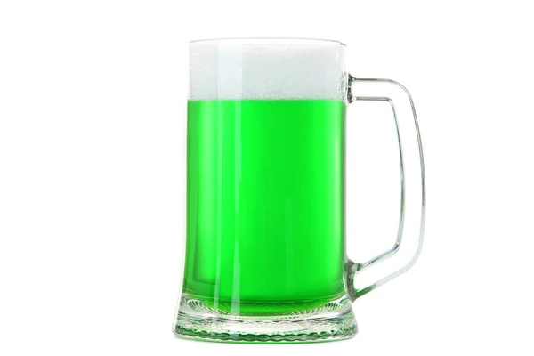 Saint Patrick. Tasse en verre avec bière verte isolée sur blanc b — Photo