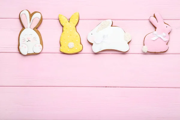 Easter gingerbread cookies on pink wooden table — Stock Photo, Image