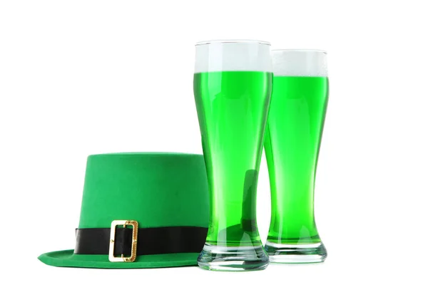 Την ημέρα του Αγίου Πατρίκιου. Πράσινη μπίρα με καπέλο απομονωμένο σε λευκή βάση — Φωτογραφία Αρχείου