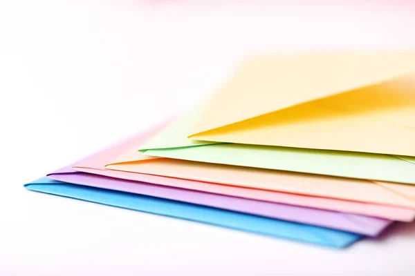 Sobres de papel de colores sobre fondo blanco —  Fotos de Stock