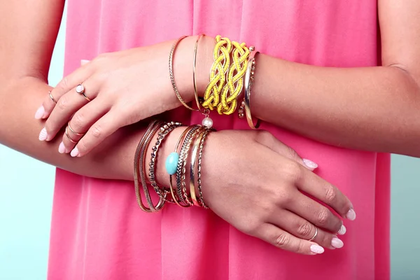 Manos femeninas con pulseras y anillos — Foto de Stock