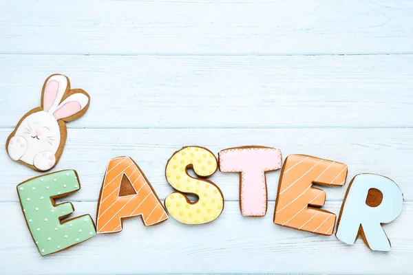 Palabra de Pascua por galletas de jengibre en mesa de madera — Foto de Stock