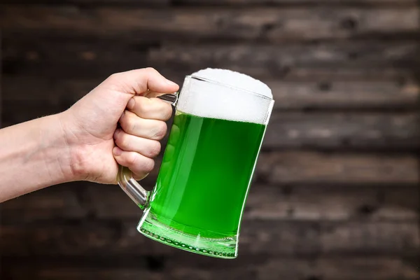День Святого Патріка. Скло кухоль з зеленим пивом у чоловічих руку на Ву — стокове фото