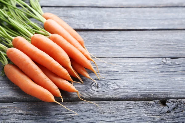 Свежая морковь на сером деревянном столе — стоковое фото