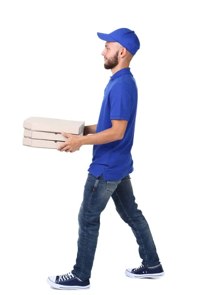 Entrega homem com pizza em caixas de papelão isolado em bac branco — Fotografia de Stock