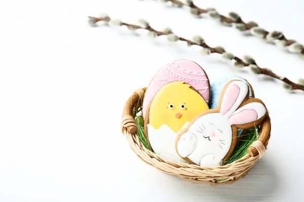 Wielkanoc pierniki w koszyku z gałęzi wierzby z drewnianym tarasem — Zdjęcie stockowe