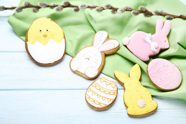 Easter gingerbread cookies with napkin and willow branch on wood — Stock Photo, Image