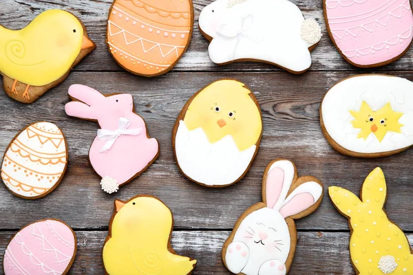 Easter gingerbread cookies on brown wooden table — Stock Photo, Image