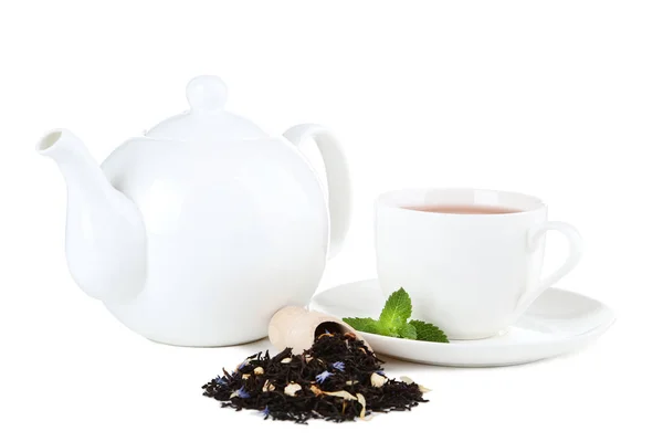 Taza de té con tetera y hojas de menta aisladas sobre fondo blanco — Foto de Stock