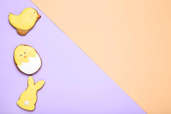 Великоднє імбирне печиво на барвистому фоні — стокове фото