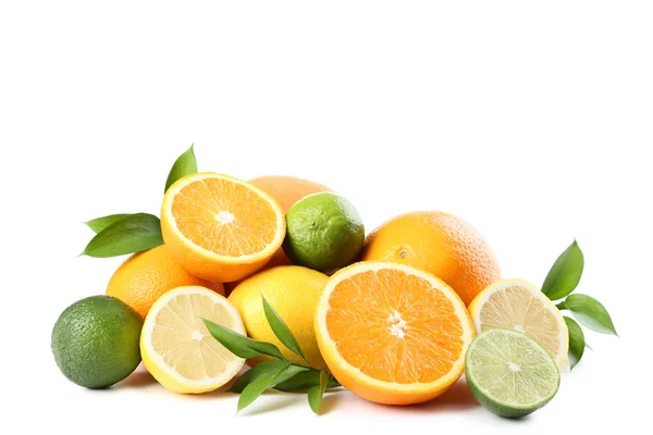 Citrusvruchten met groene blaadjes geïsoleerd op witte achtergrond — Stockfoto