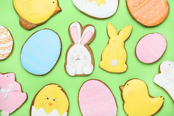 Biscuits au pain d'épice de Pâques sur fond vert — Photo