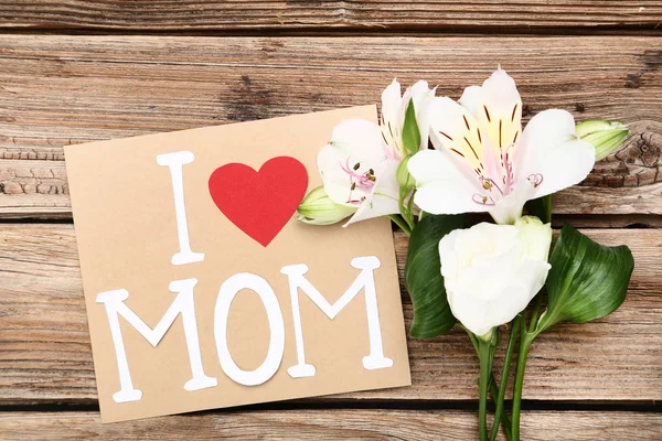 Ευχετήρια κάρτα με κείμενο θα αγάπη μαμά και λουλούδια σε καφέ ξύλινα t — Φωτογραφία Αρχείου