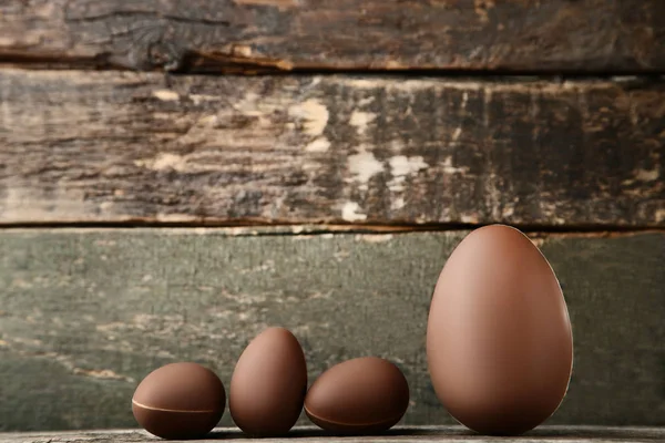 Œufs de Pâques en chocolat sur table en bois gris — Photo