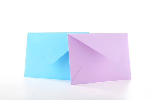 Enveloppes en papier coloré isolées sur fond blanc — Photo