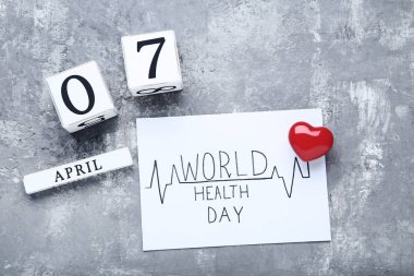 Metin Dünya Sağlık günü gri b kırmızı kalp ve küp takvim ile