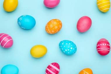 Mavi arka planda renkli paskalya yumurtaları