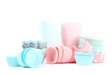 Kase beyaz arka plan üzerinde renkli cupcake çalışmalarıyla