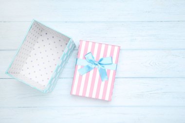 Açık hediye kutusu ahşap tablo