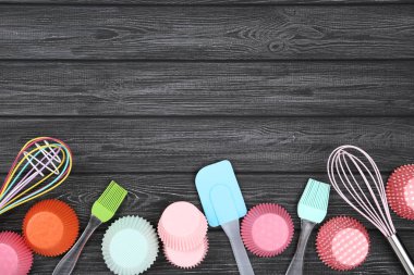 Mutfak eşyaları siyah ahşap masa üzerinde çalışmalarıyla cupcake