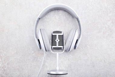 Vintage mikrofon kulaklık gri arka plan üzerinde