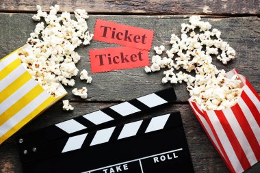 Clapper kurulu kağıt poşet ve yazıt bilet patlamış mısır ile 