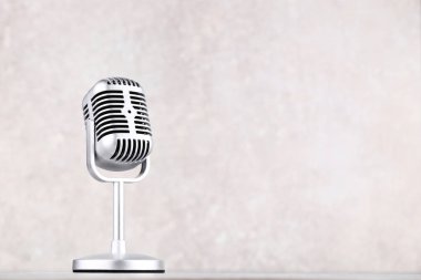 Gri arka plan üzerinde Vintage mikrofon