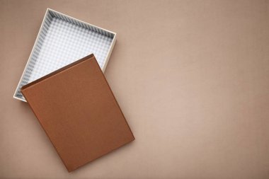 Kahverengi zemin üzerine açık hediye kutusu