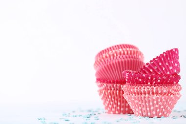 Sprinkles beyaz arka plan üzerinde renkli cupcake çalışmalarıyla