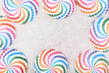 Gri arka plan üzerinde renkli cupcake durumlarda